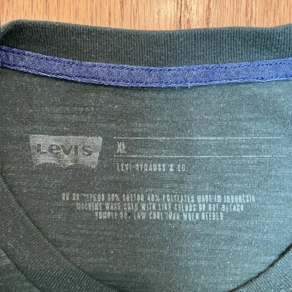 CLEARANCE - Levi’s olive green short sleeve pocket tee size XL
